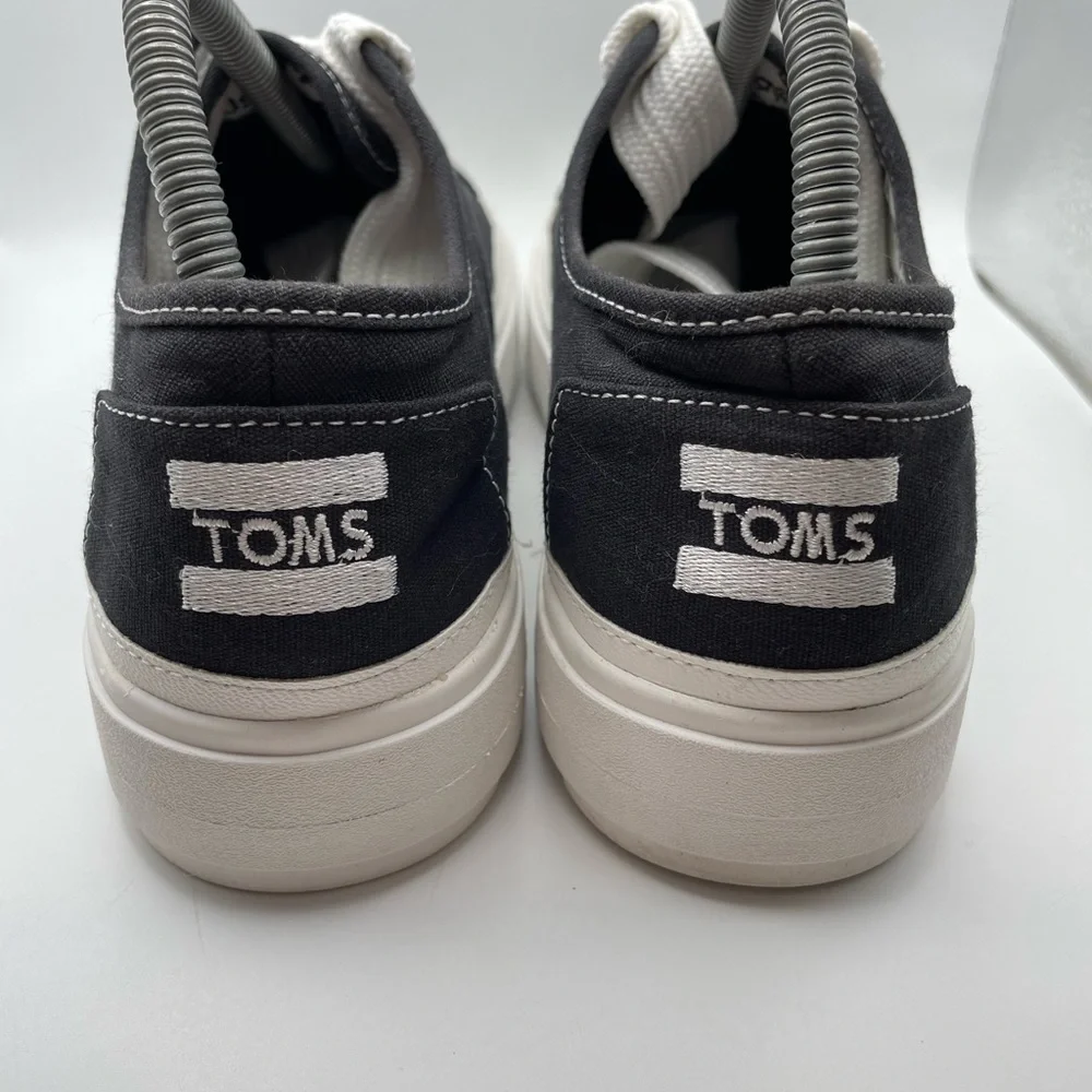 Toms Cordones Lugs black platform sneakers size 9.5